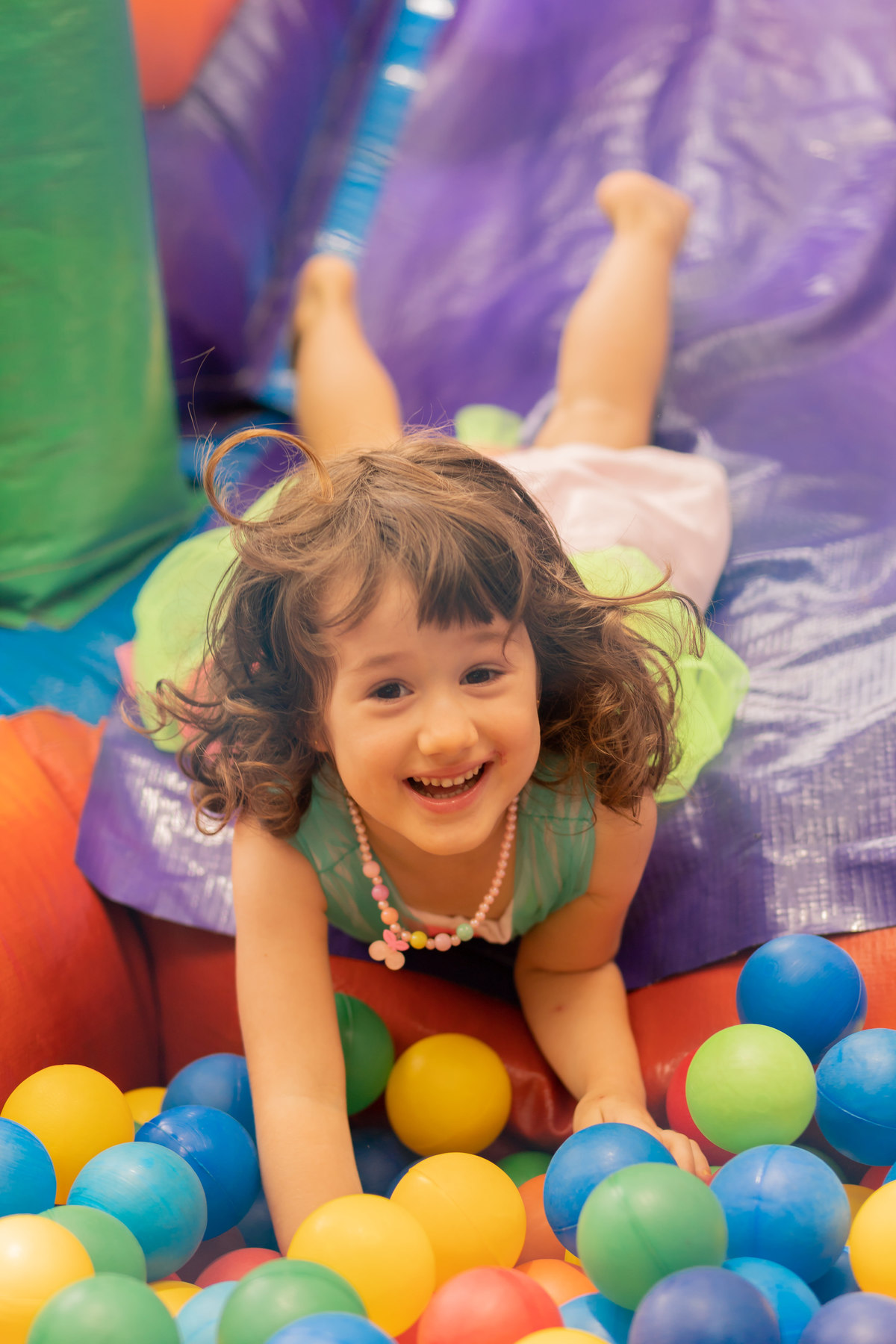 fotógrafo infantil bauru, fotografia infantil, criança brincando no escorregador