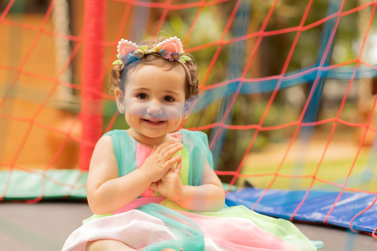 fotógrafo infantil bauru, fotografia infantil, bebê brincando na cama elástica