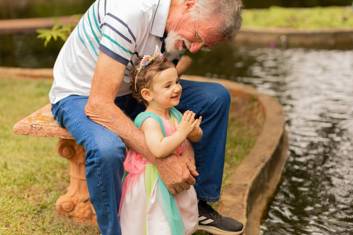 fotógrafo infantil bauru, fotografia infantil, bebê pescando com seu vô, neta brincando com vô