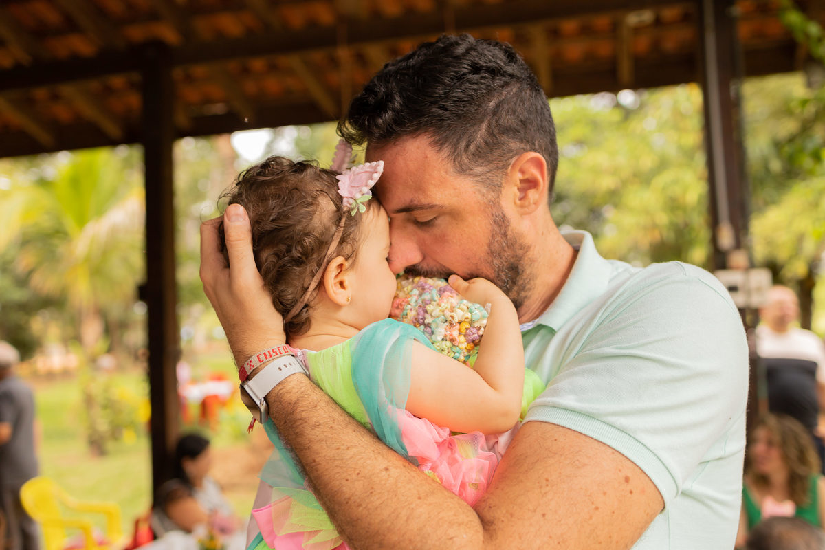 fotógrafo infantil bauru, fotografia infantil, pai abraçando filha