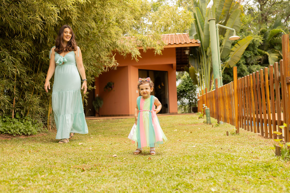 fotógrafo infantil bauru, fotografia infantil, criança passeando com a mãe