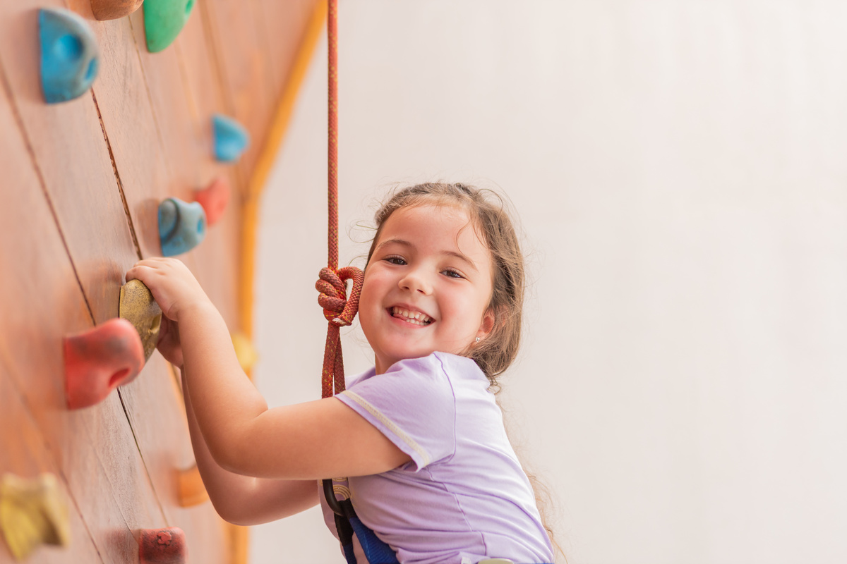 Buffet Zappteen Bauru, fotógrafo infantil Bauru, fotografia festa infantil Bauru, menina escalando