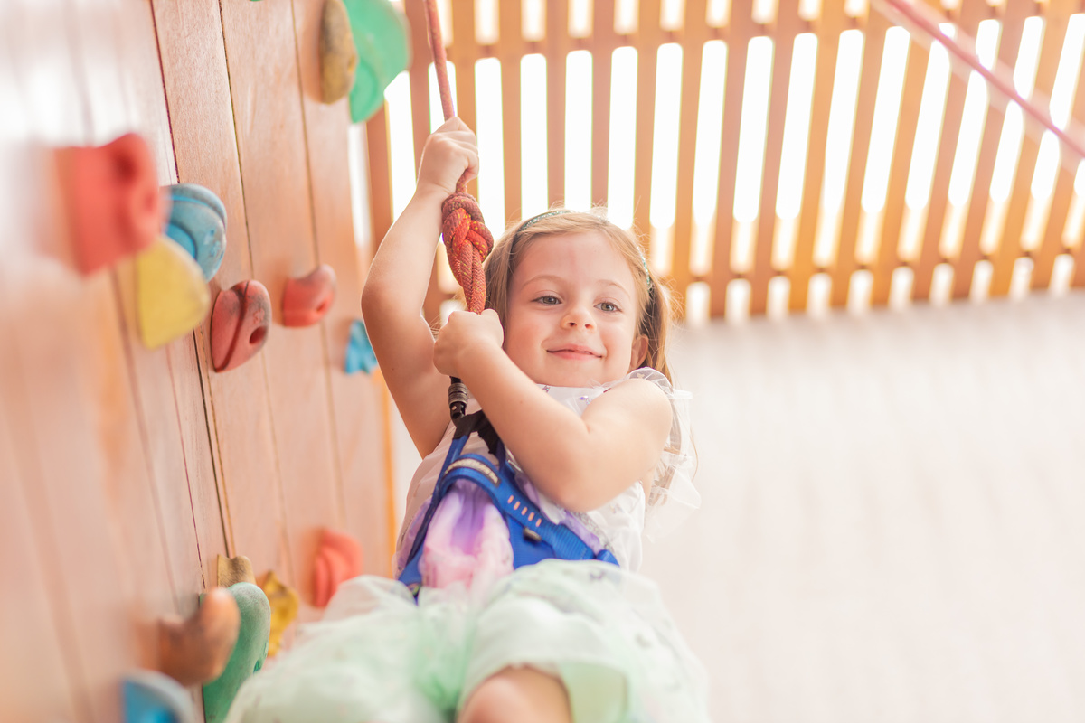 Buffet Zappteen Bauru, fotógrafo infantil Bauru, fotografia festa infantil Bauru, aniversariante brincando de escalar