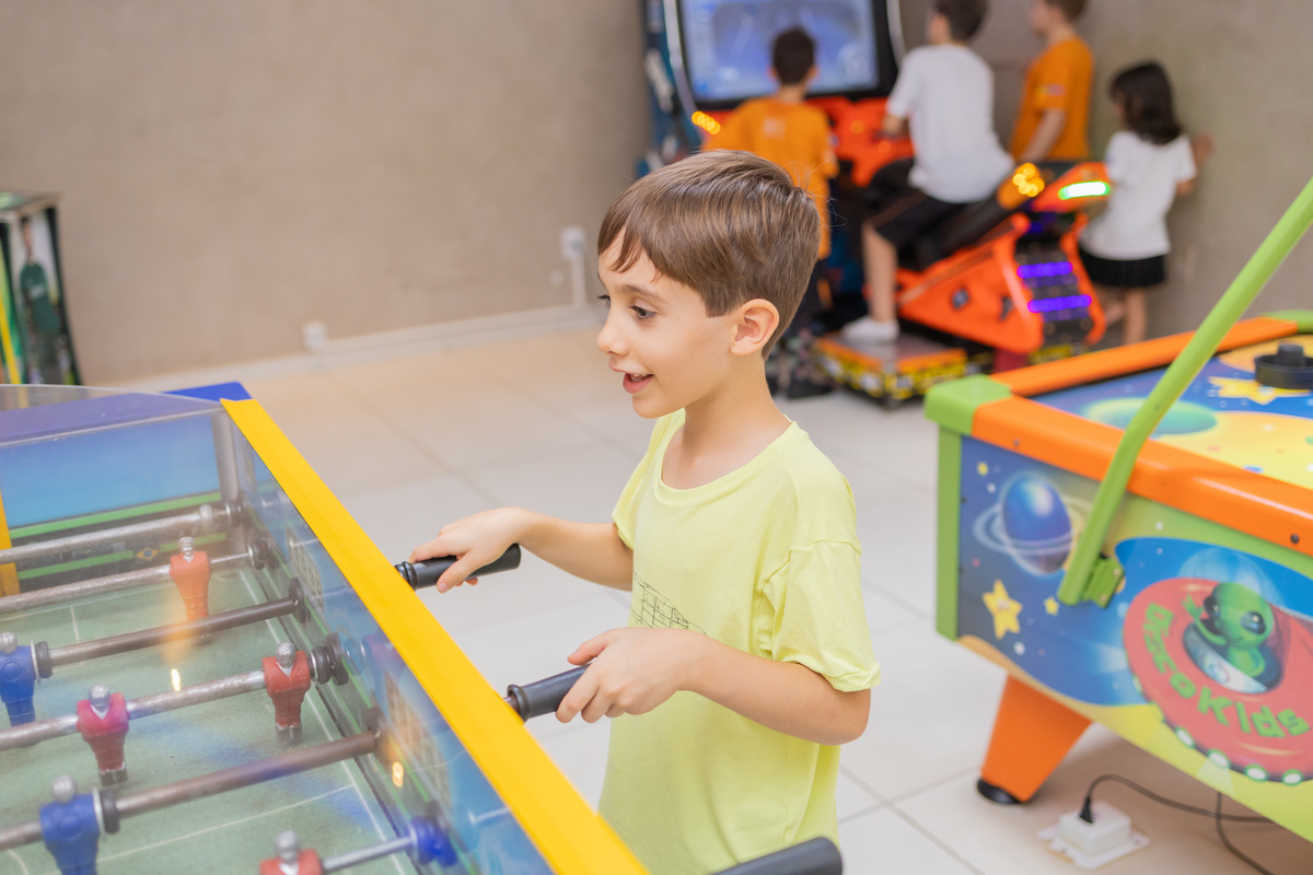 Buffet Zappteen Bauru, fotógrafo infantil Bauru, fotografia festa infantil Bauru, menino brincando de futebol de mesa, pebolim