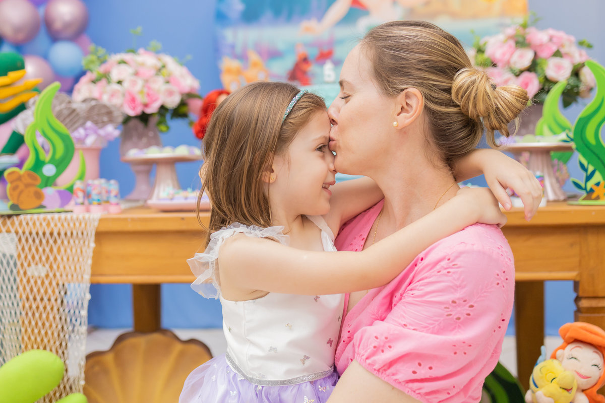 Buffet Zappteen Bauru, fotógrafo infantil Bauru, fotografia festa infantil Bauru, mãe abraçando filha