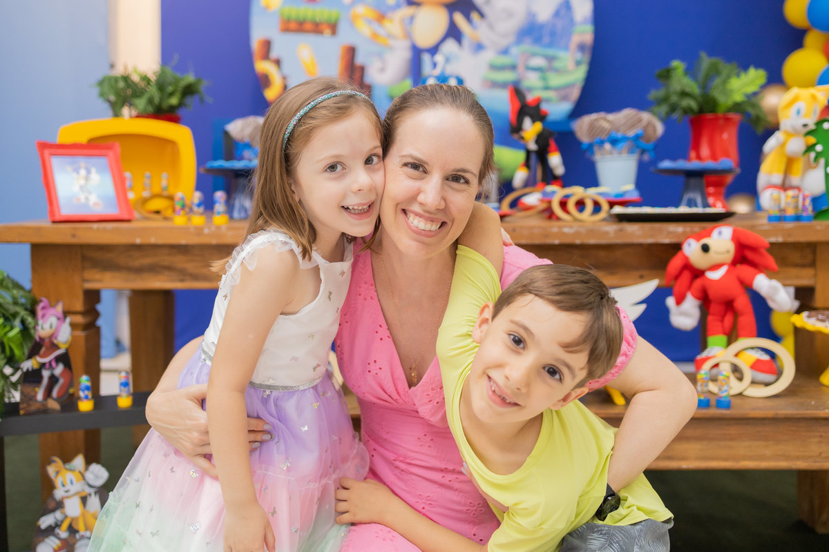 Buffet Zappteen Bauru, fotógrafo infantil Bauru, fotografia festa infantil Bauru, irmãos abraçando a mãe