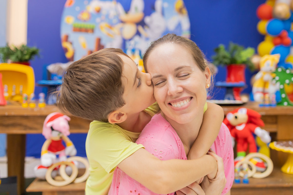Buffet Zappteen Bauru, fotógrafo infantil Bauru, fotografia festa infantil Bauru, filho abraçando a mãe