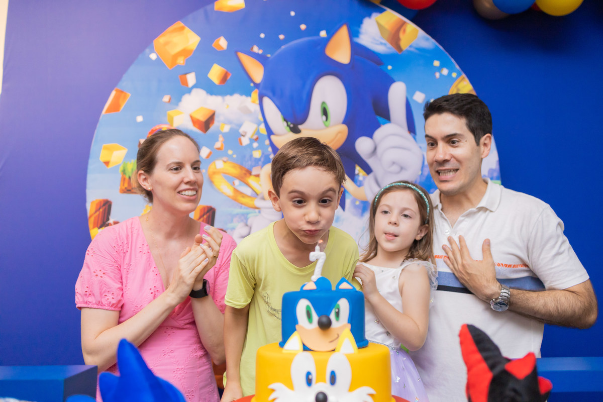 Buffet Zappteen Bauru, fotógrafo infantil Bauru, fotografia festa infantil Bauru, família cantando parabéns