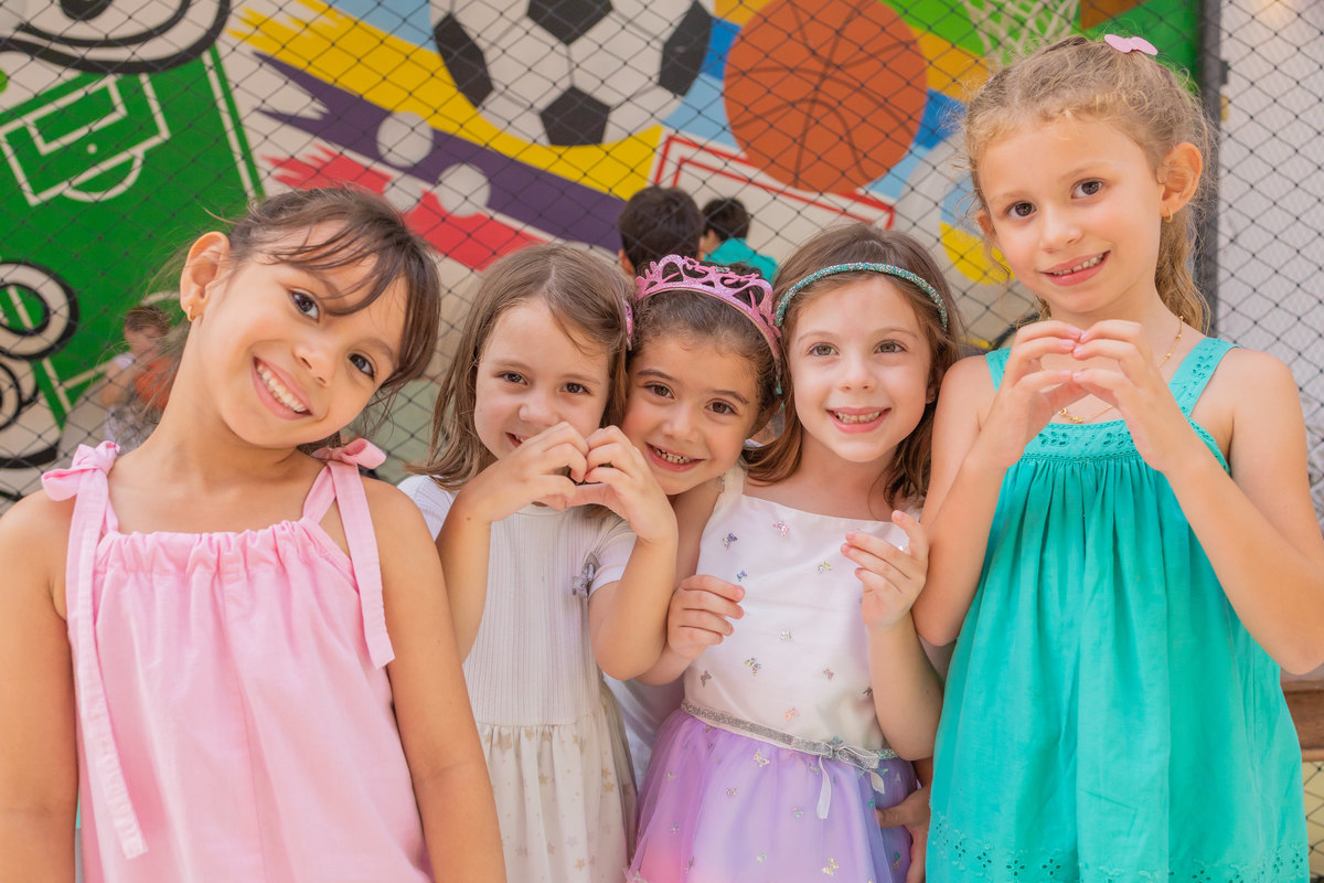 Buffet Zappteen Bauru, fotógrafo infantil Bauru, fotografia festa infantil Bauru, amigas tirando foto juntas
