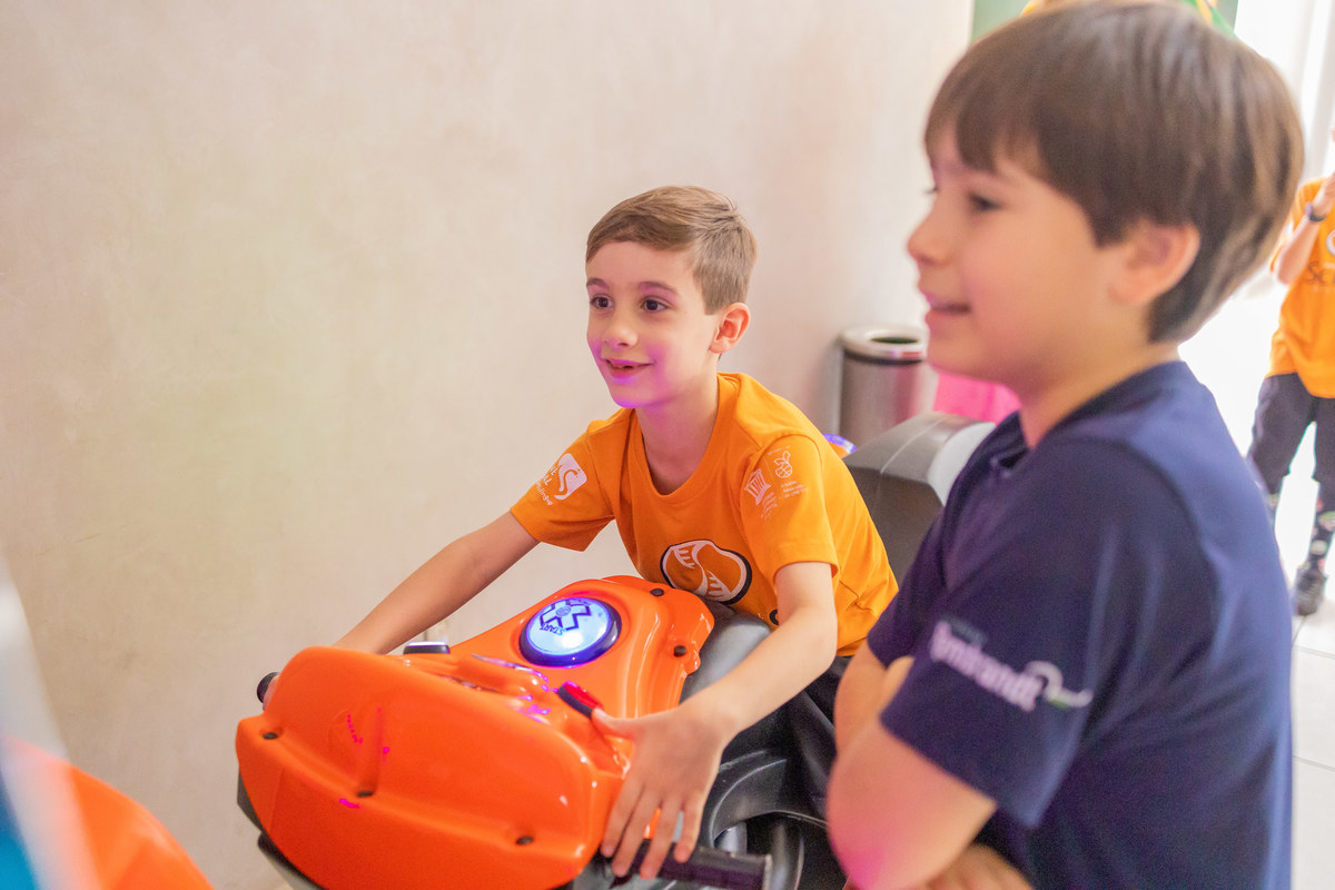 Buffet Zappteen Bauru, fotógrafo infantil Bauru, fotografia festa infantil Bauru, menino brincando de dirigir