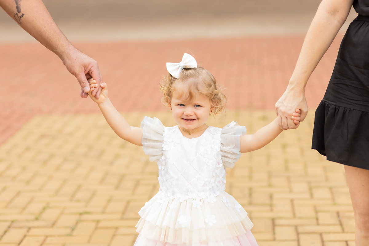 Fotografia infantil bauru, fotografia de familia, ensaio em familia, ensaio bebê, pais caminhando com a filha
