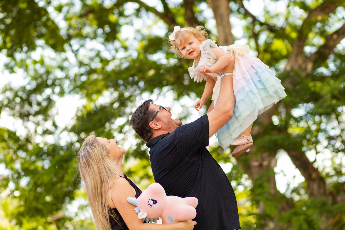 Fotografia infantil bauru, fotografia de familia, ensaio em familia, ensaio bebê, pais brincando com a filha