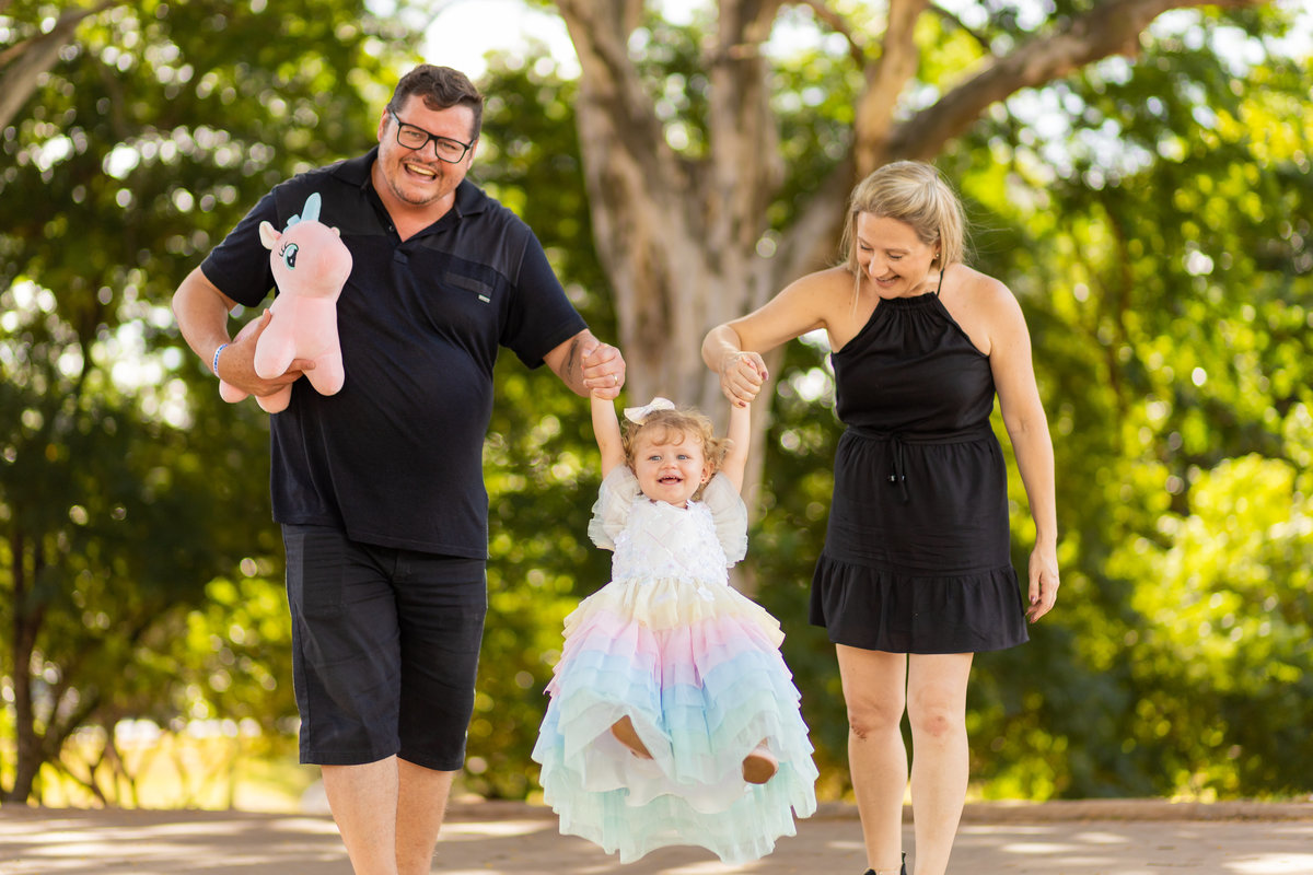Fotografia infantil bauru, fotografia de familia, ensaio em familia, ensaio bebê, pais caminhando com a filha