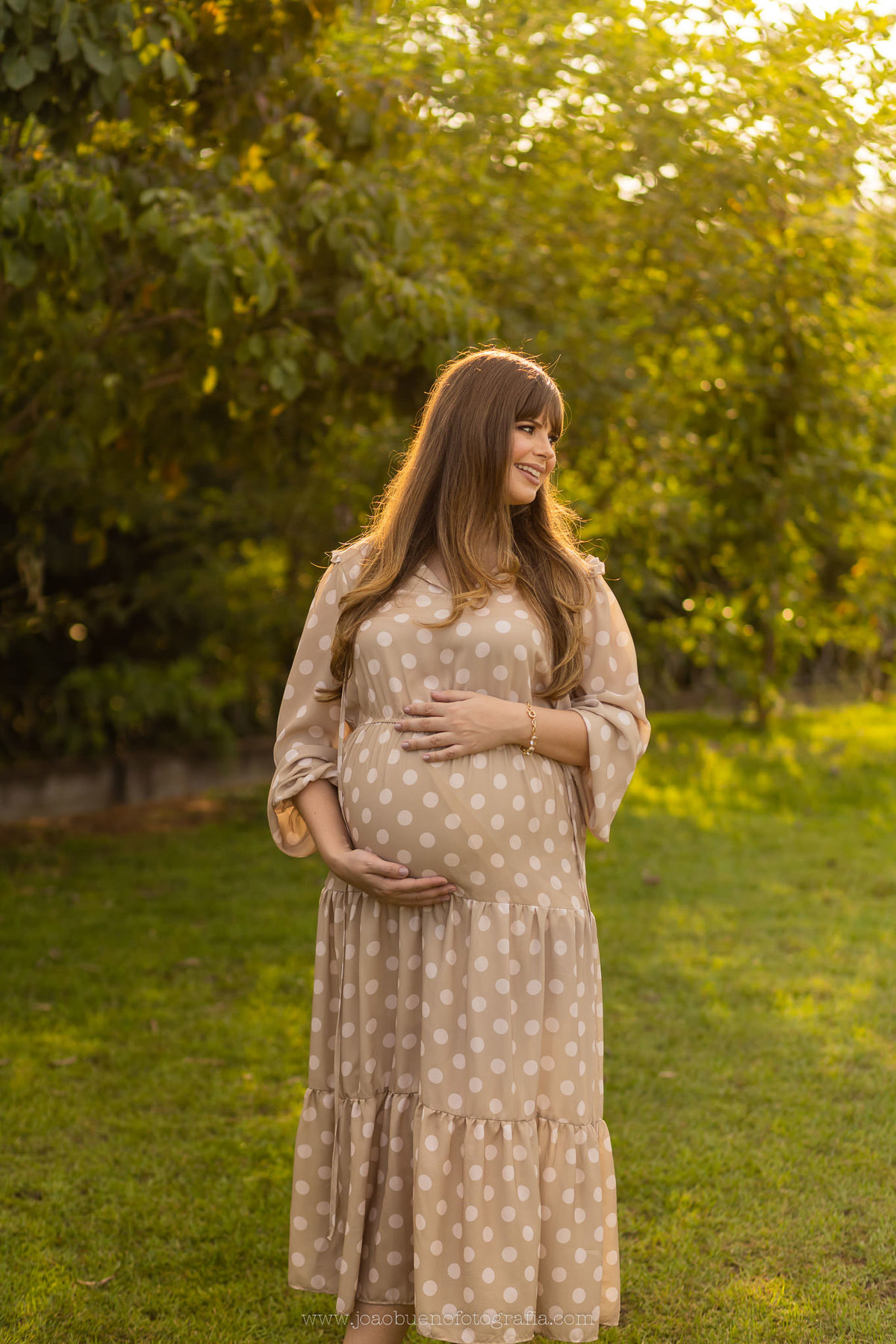 fotógrafo gestante bauru, fotógrafo bauru, ensaio gestante em Bauru, grávida acariciando a barriga