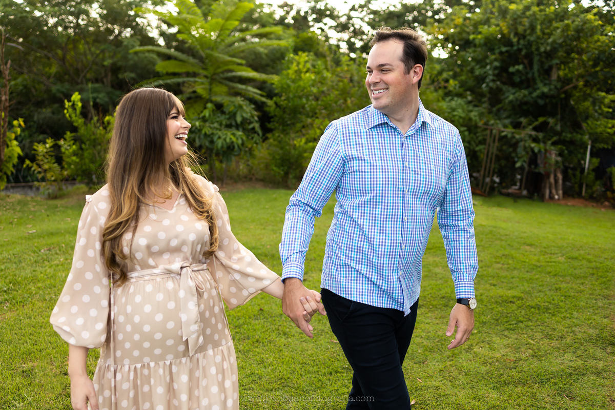 fotógrafo gestante bauru, fotógrafo bauru, ensaio gestante em Bauru, casal caminhando na floresta