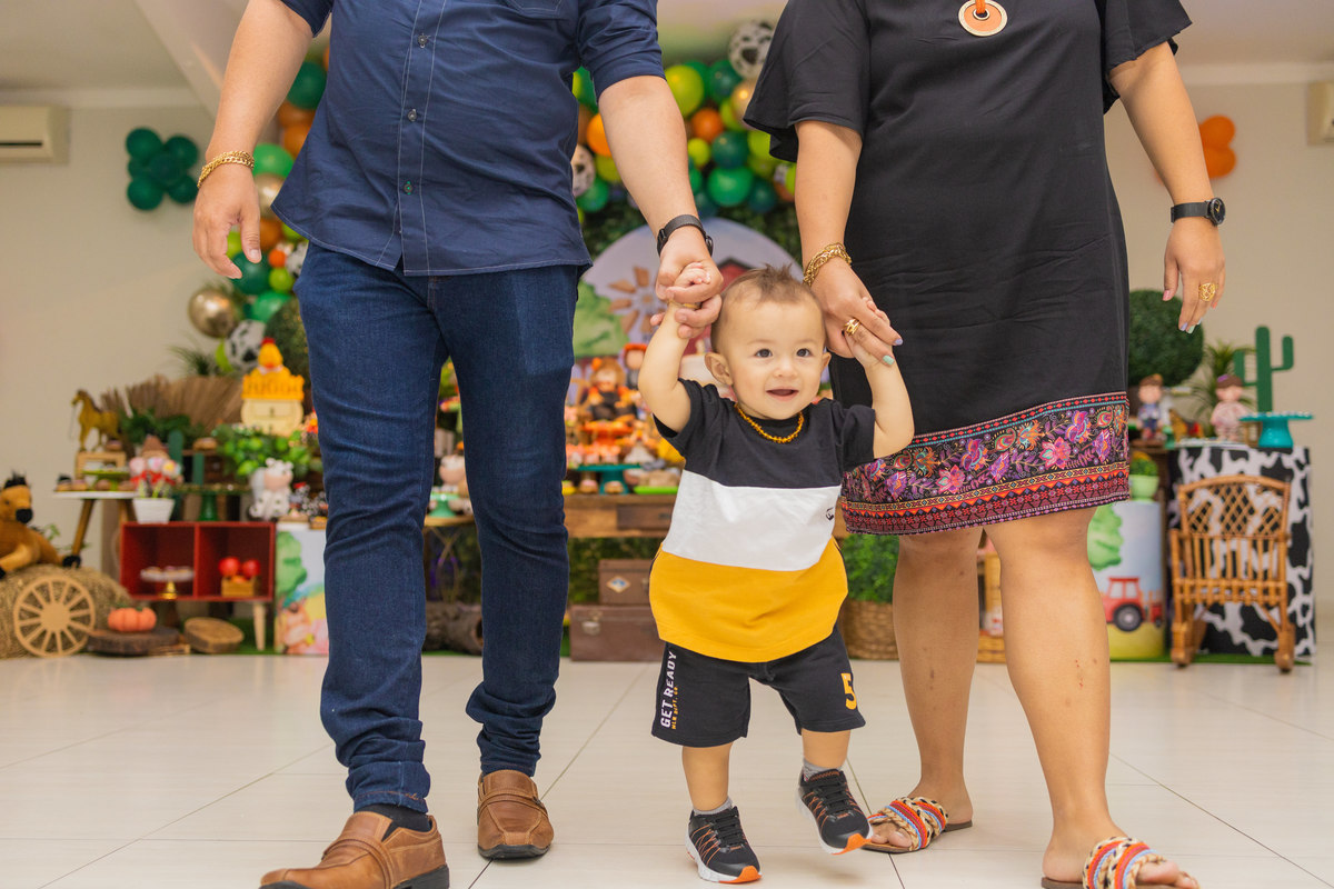 Buffet Space Bauru, fotógrafo infantil Bauru, fotógrafo festa infantil bauru, pais caminhando com filho