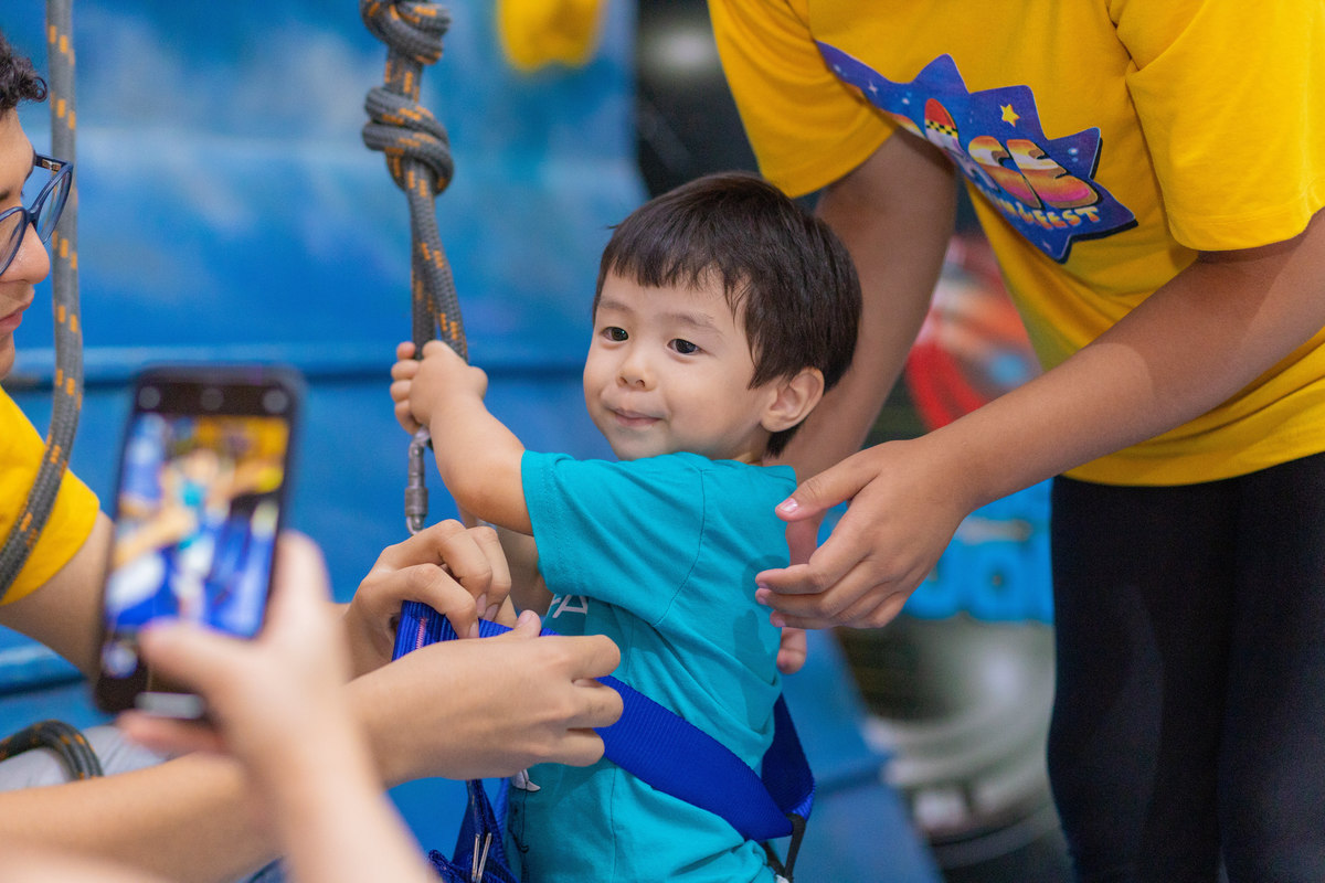 Buffet Space Bauru, fotógrafo infantil Bauru, fotógrafo festa infantil bauru, criança brincando de escalada 