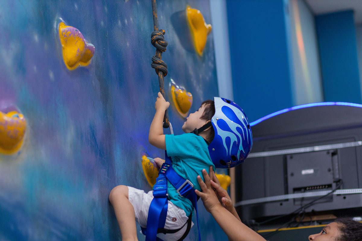 Buffet Space Bauru, fotógrafo infantil Bauru, fotógrafo festa infantil bauru, criança escalando