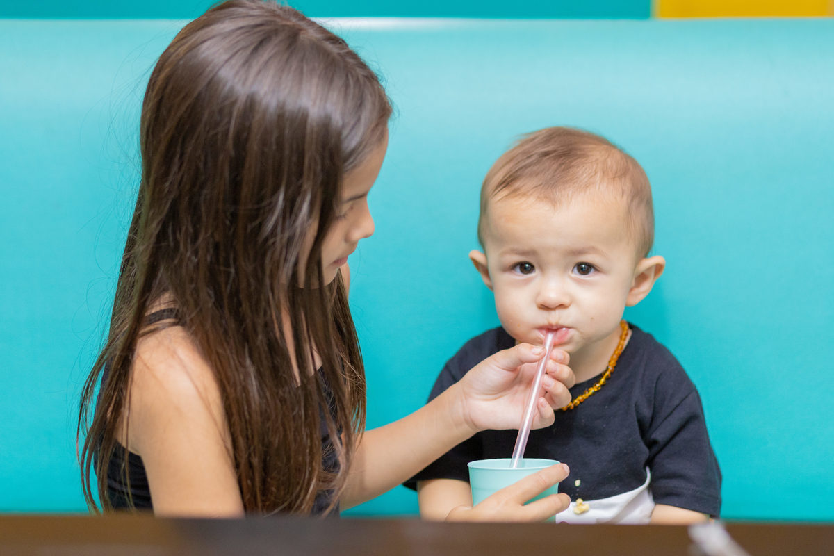 Buffet Space Bauru, fotógrafo infantil Bauru, fotógrafo festa infantil bauru, prima dando suco para primo