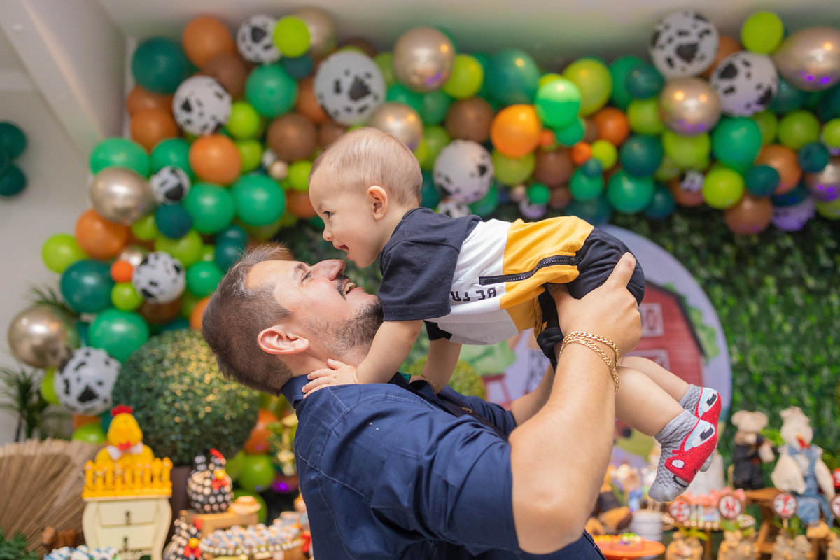 Buffet Space Bauru, fotógrafo infantil Bauru, fotógrafo festa infantil bauru, pai brincando de aviãozinho com filho