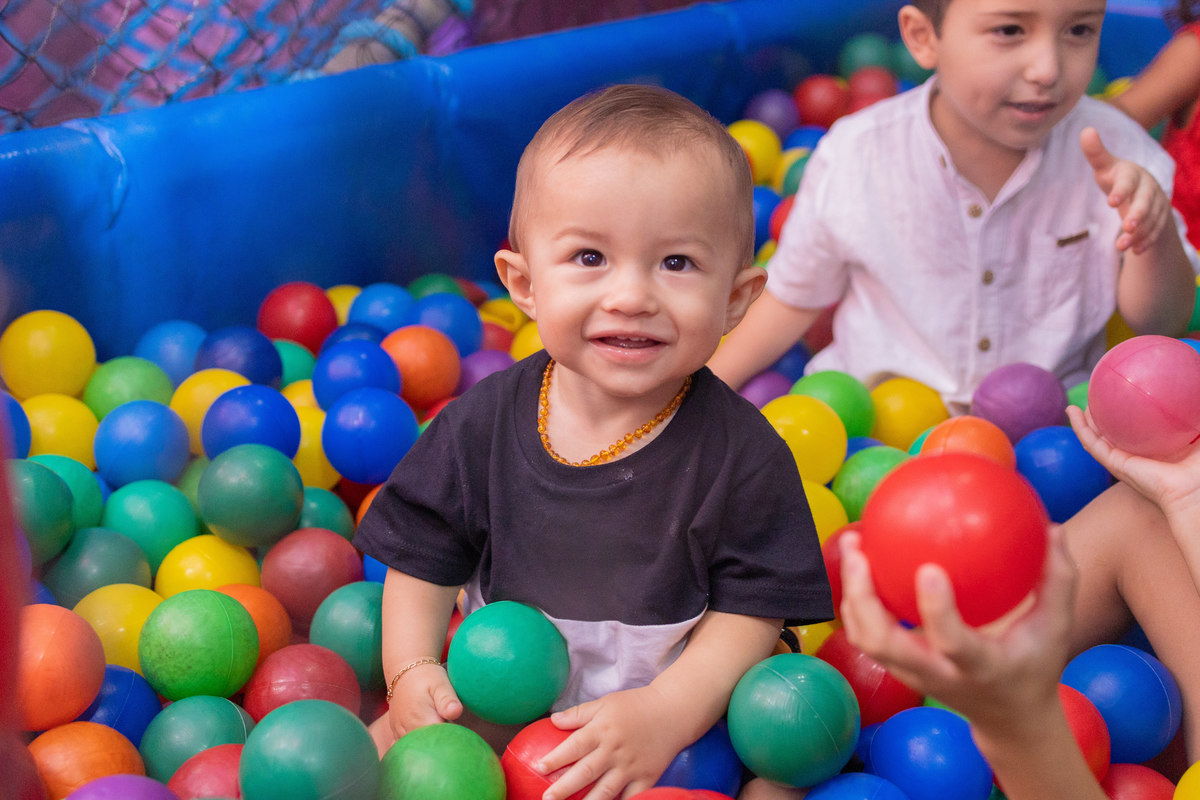 Buffet Space Bauru, fotógrafo infantil Bauru, fotógrafo festa infantil bauru, bebê brincando na piscina de bolinhas