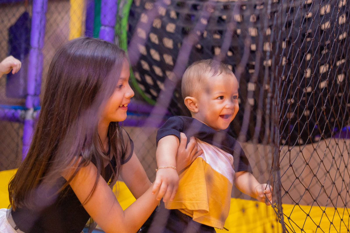 Buffet Space Bauru, fotógrafo infantil Bauru, fotógrafo festa infantil bauru, bebê brincando na cama elástica