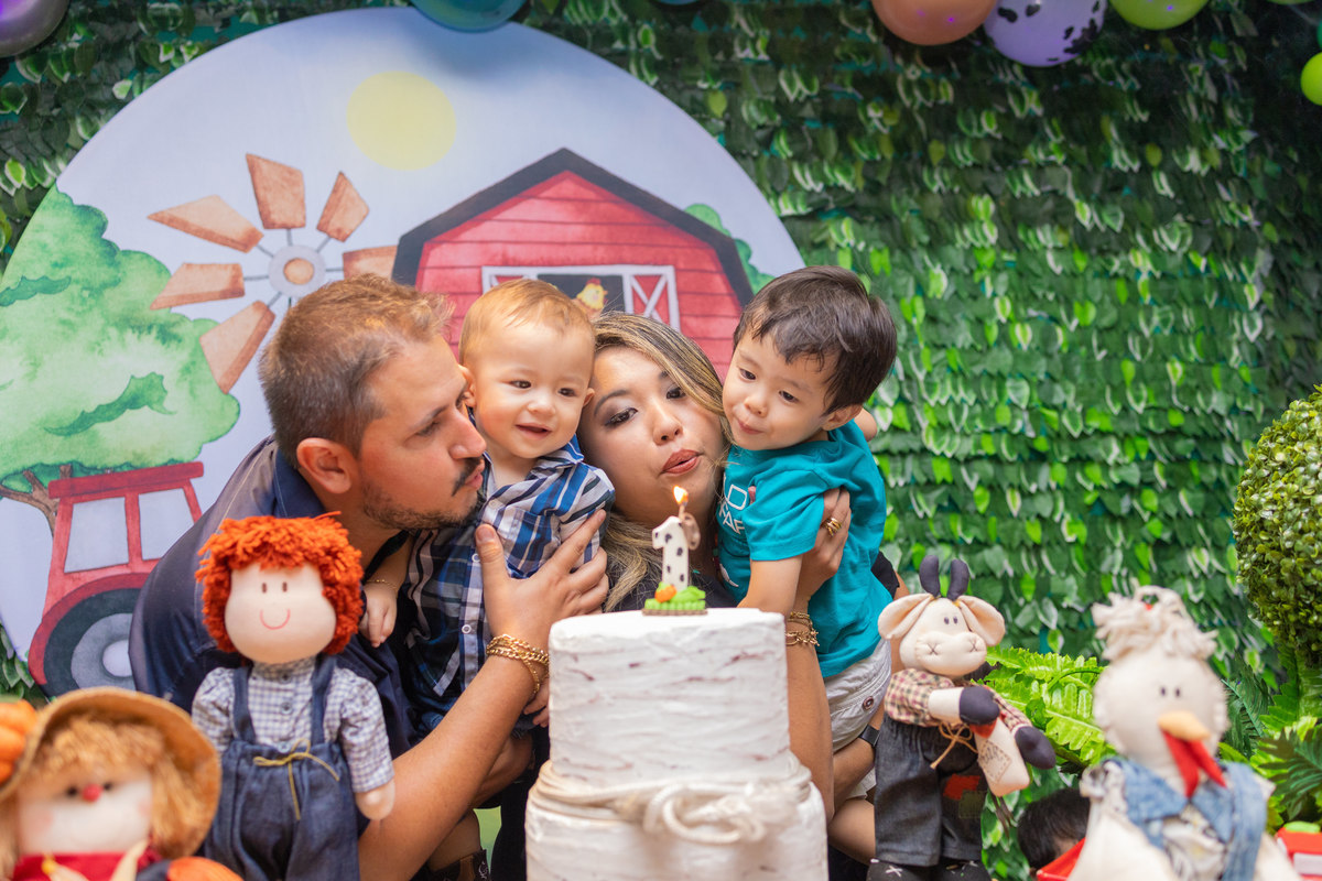 Buffet Space Bauru, fotógrafo infantil Bauru, fotógrafo festa infantil bauru, família assoprando a velinha do bolo