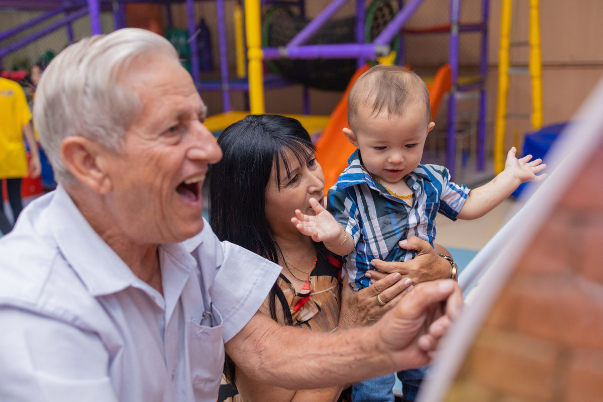 Buffet Space Bauru, fotógrafo infantil Bauru, fotógrafo festa infantil bauru, avós brincando com neto