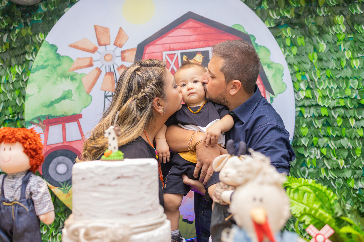 Buffet Space Bauru, fotógrafo infantil Bauru, fotógrafo festa infantil bauru, pais beijando filho na bochecha