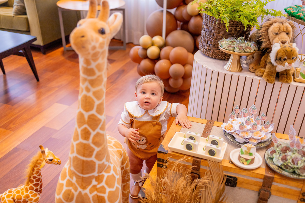 Edifício Santorini Bauru, aniversário infantil bauru, fotógrafo infantil bauru, estúdio fotográfico infantil bauru, joão bueno fotografia, fotografia de família, aniversário safari