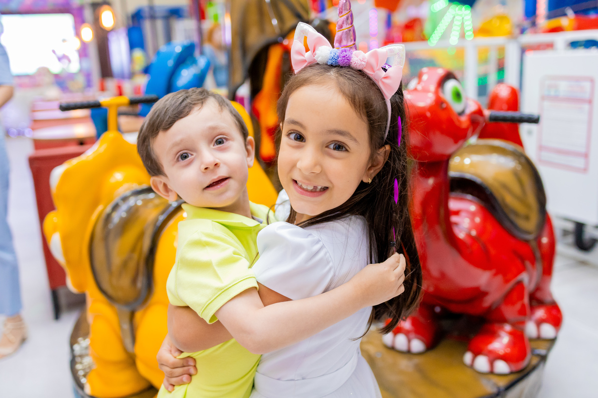 Buffet Pipoca 2, fotógrafo infantil bauru, fotógrafo de familia em bauru, joão bueno fotografia, festa infantil bauru, festa tema unicórnio, vestido de unicórnio, poses para ensaio infantil
