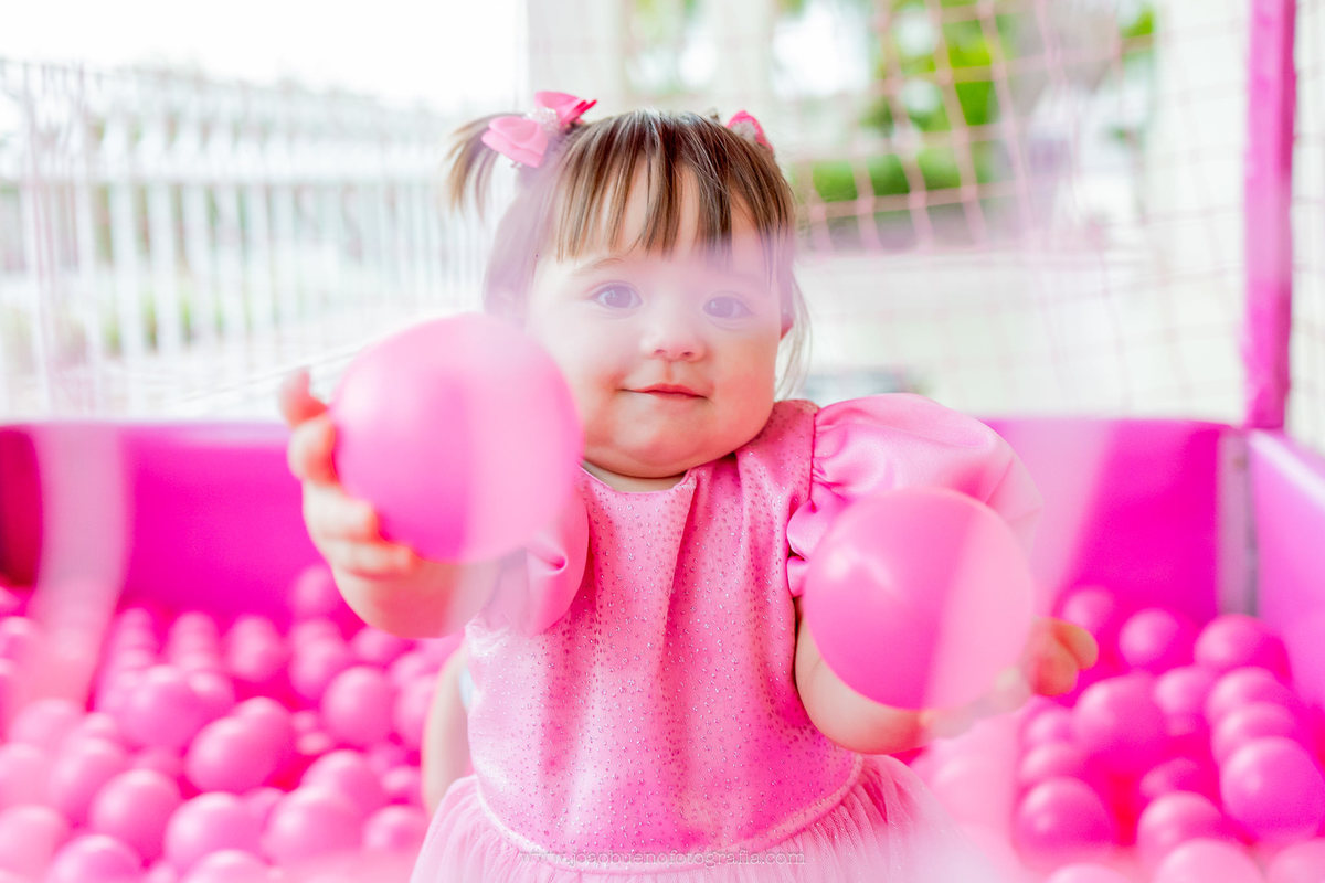 aniversário infantil em Bauru, aniversário infantil, fotografo em bauru, aniversário tema margaridas, doces personalizados tema margaridas, piscina de bolinha rosa, radicaly bauru