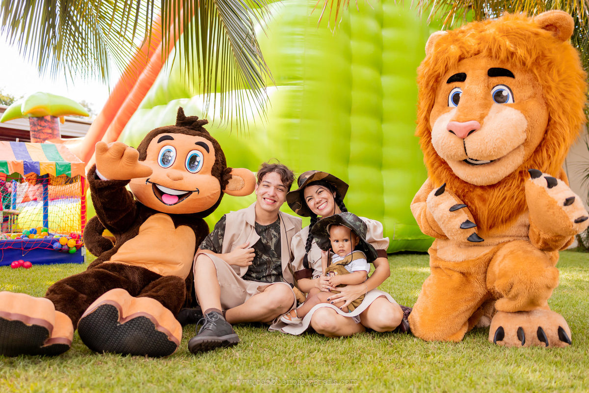 aniversário infantil em bauru, fotógrafo festa infantil em bauru, festa em lugar aberto, festa tema safari de menino, decoração tema safari, personagens vivos tema safari bauru