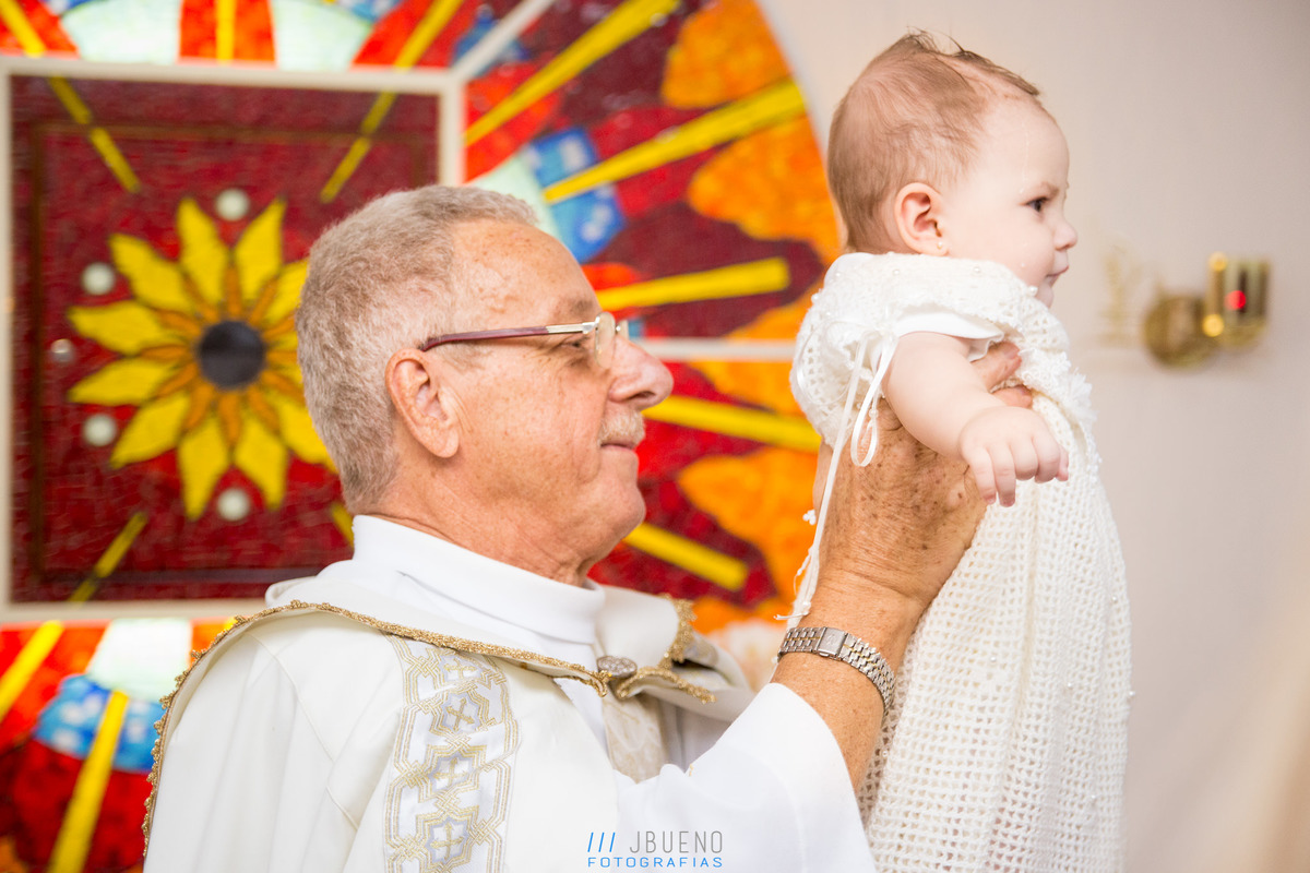 Padre e nenê após o batismo
