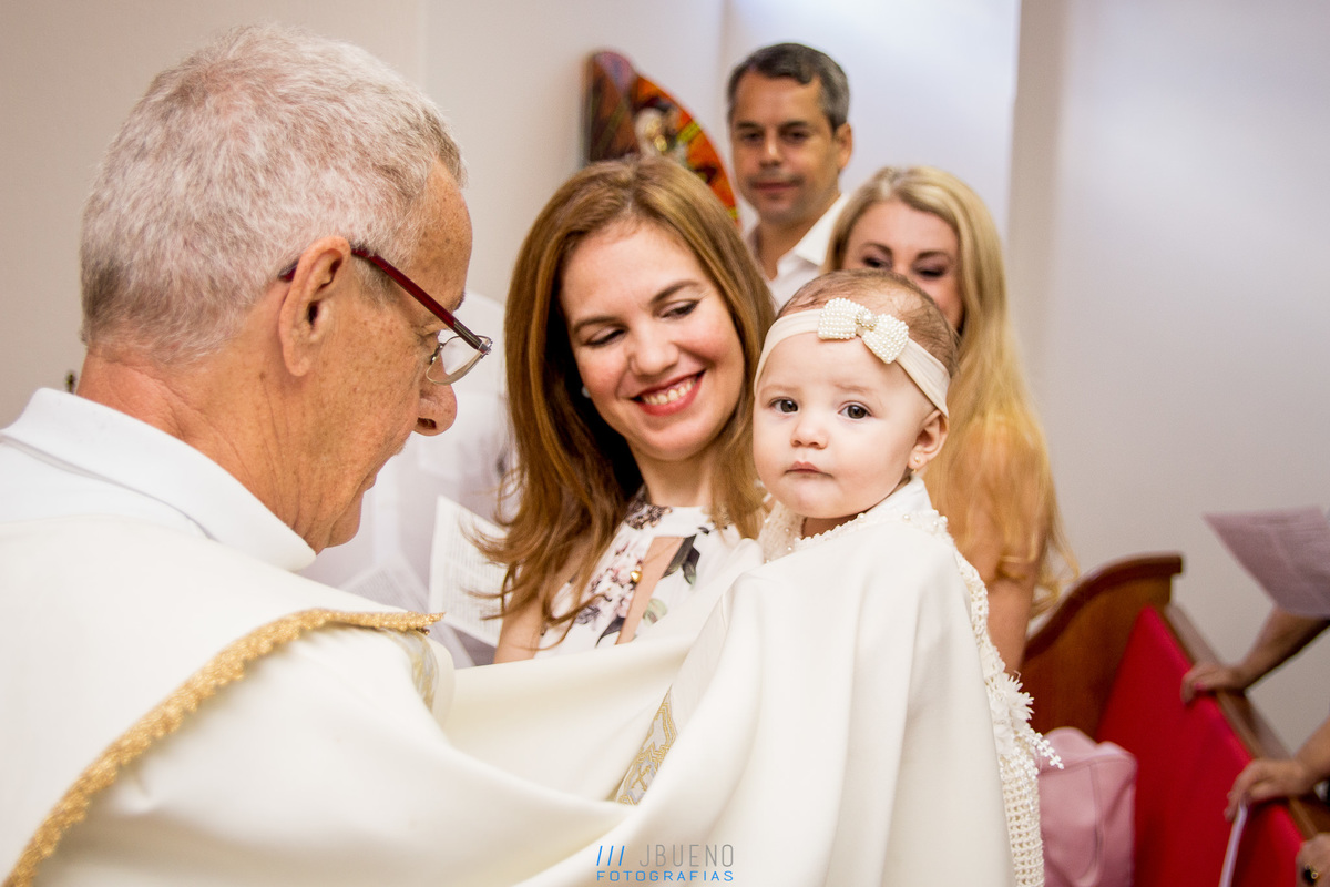 nenê, mãe e padre em seu batismo