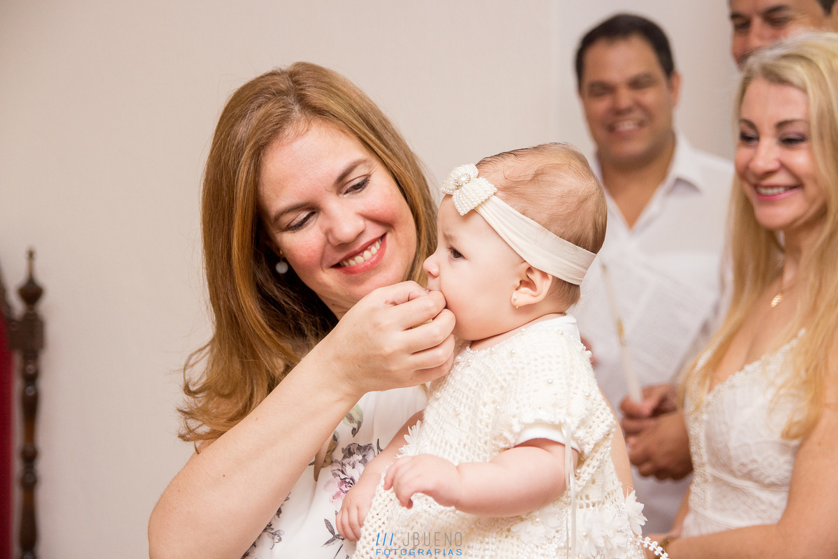 mae, padrinhos, pai e flha sorrindo em seu batismo