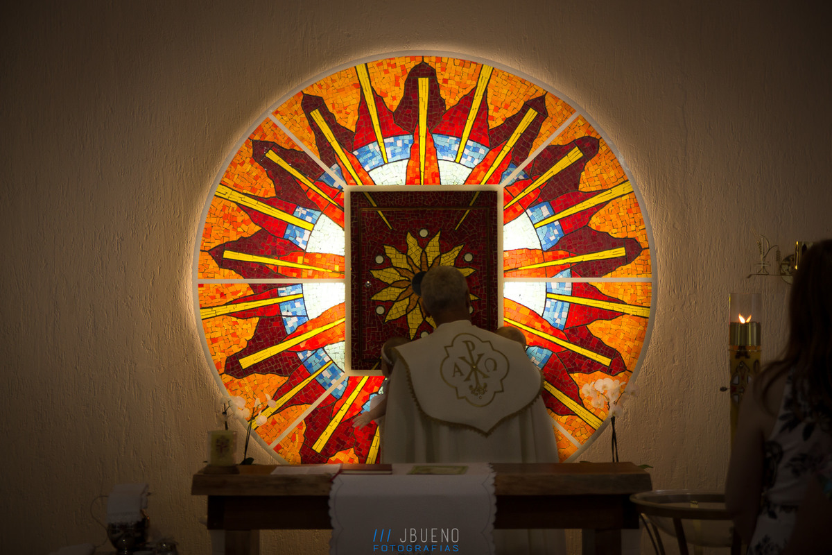 Padre rezando no batismo da Gabi na Paróquia Universitária do Sagrado Coração de Jesus