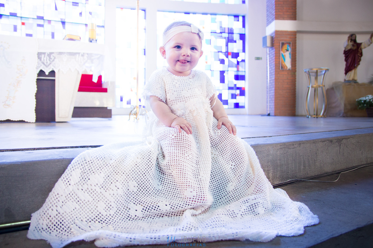 Gabi com seu vestido de batismo