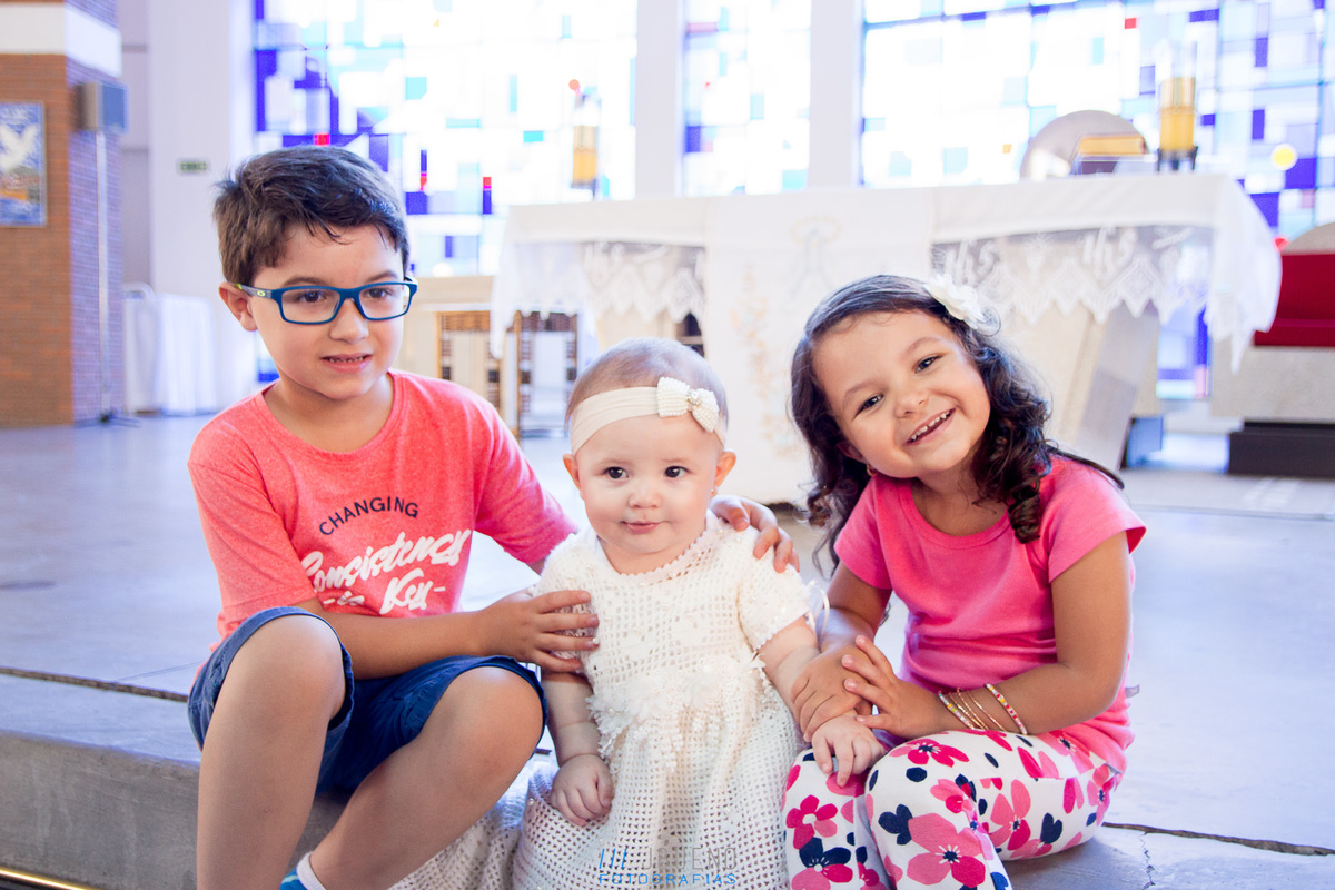 primos da gabi em seu batismo na Paróquia Universitária do Sagrado Coração de Jesus