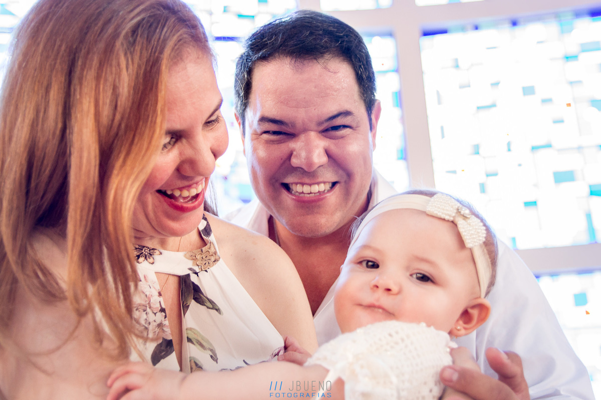 gabi e seus pais felizes em seu batismo