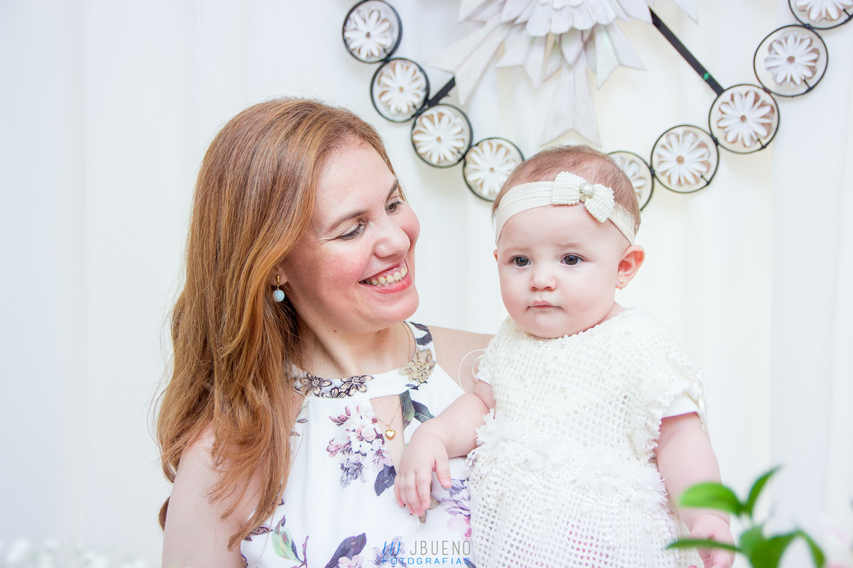 mãe e filha com a decoração de batismo