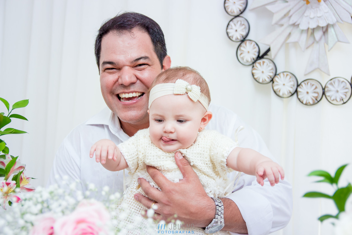 pai e filha na decoração de batismo