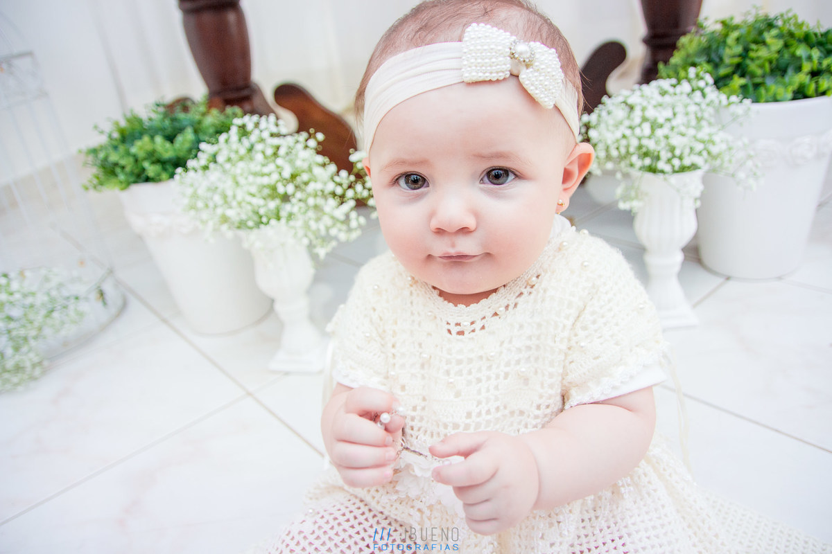 criança segurando o terço