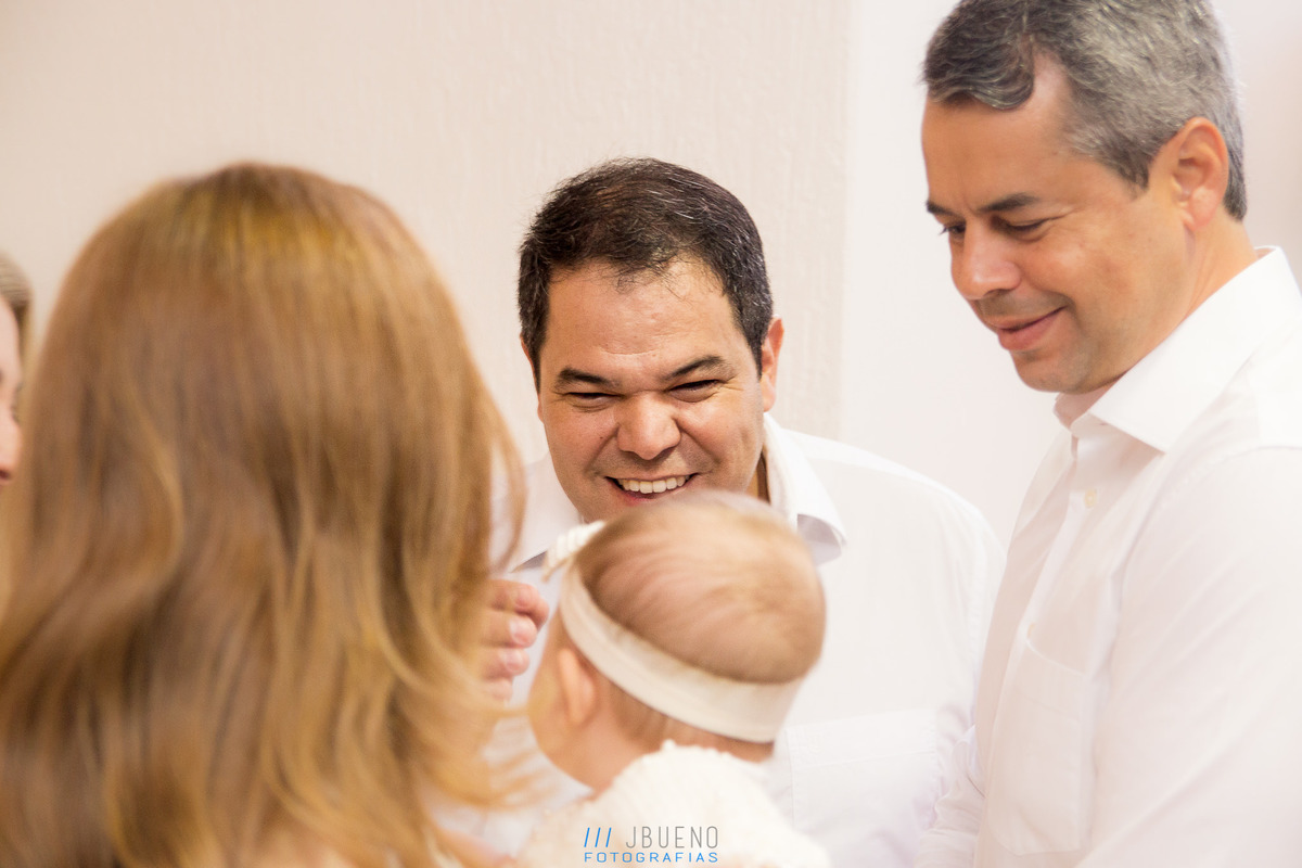 Pai e padrinho de gabi felizes em seu batizado