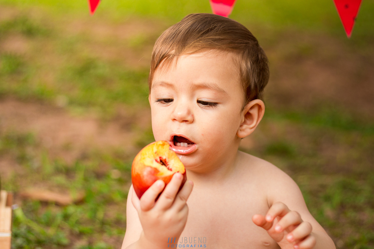 Ensaio Smash the fruit - Pedro / nenê em uma pose divertida em seu ensaio smash Smash the fruit bauru, jardim botanico bauru, ensaio infantil bauru, ensaio em família bauru, 