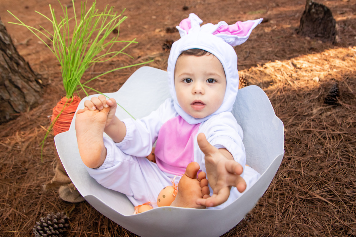Ensaio de páscoa, ensaio de páscoa com nenê de 1 ano, ovo para cenário de páscoa, criança olhando para a câmera em ensaio