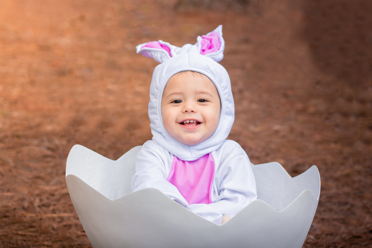 Ensaio de páscoa, ensaio de páscoa com nenê de 1 ano, sorriso espontâneo em ensaio infantil