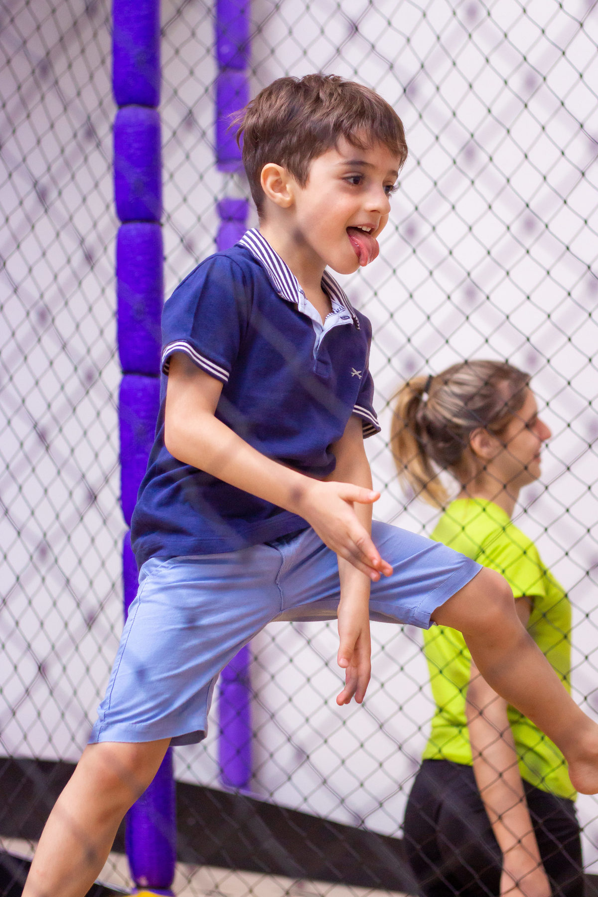 Criança pulando na cama elástica