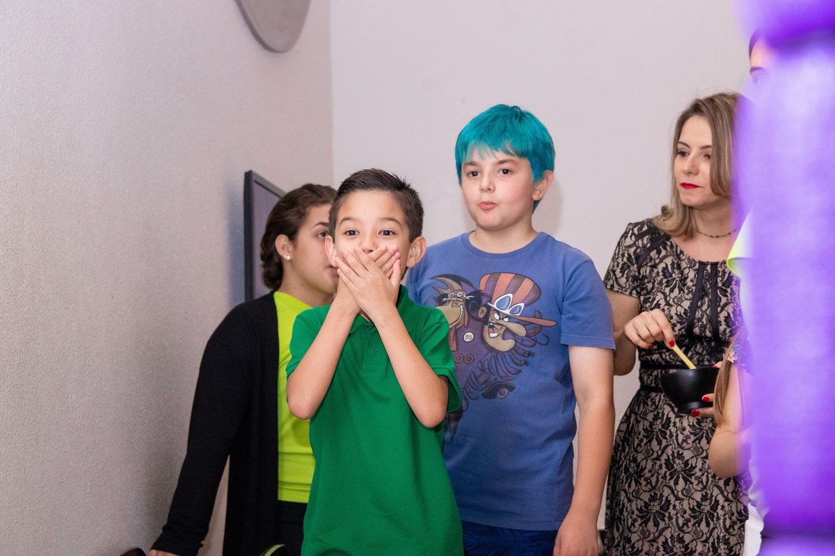 Aniversariante surpreso com sua jogada no boliche