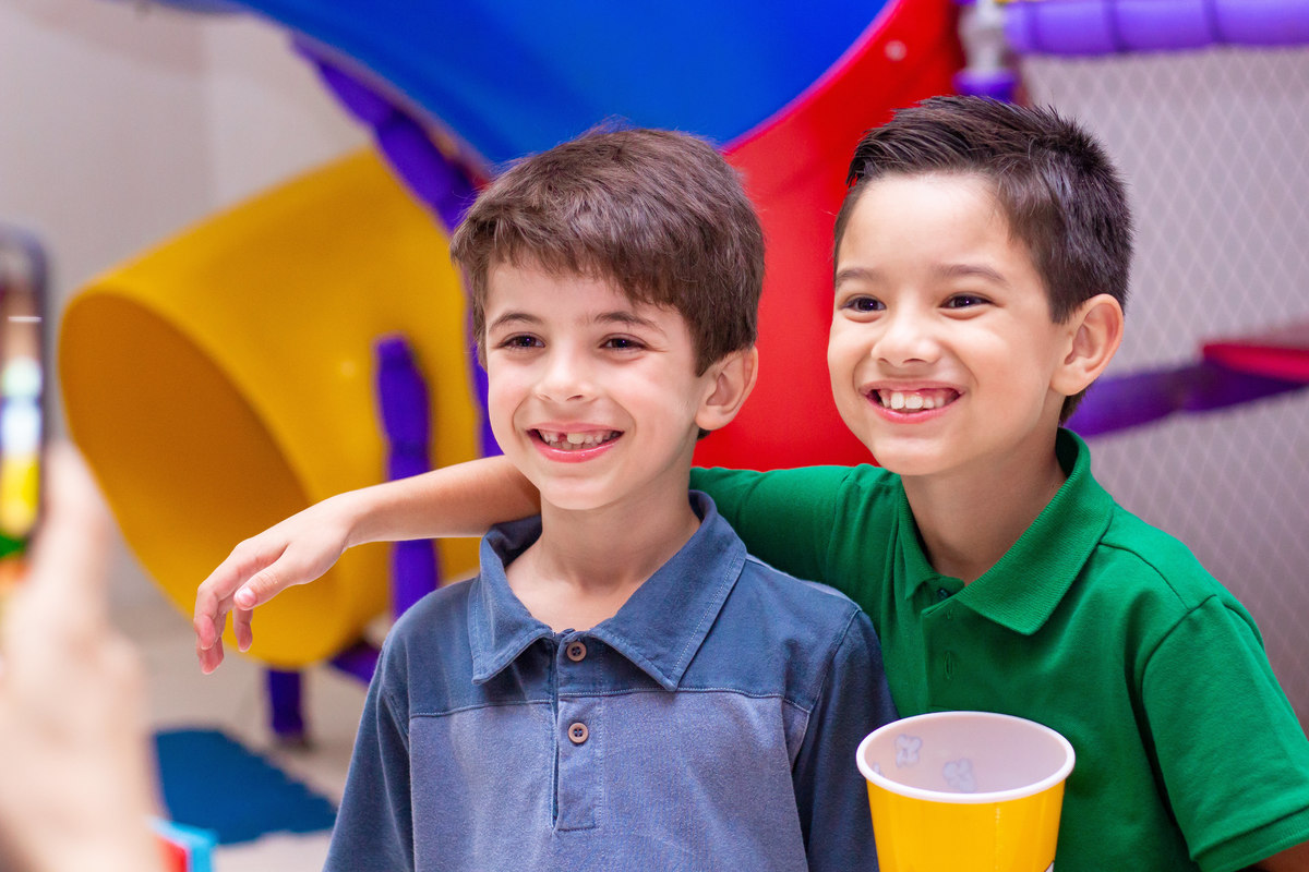 Aniversariante tirando foto com seu amigo 